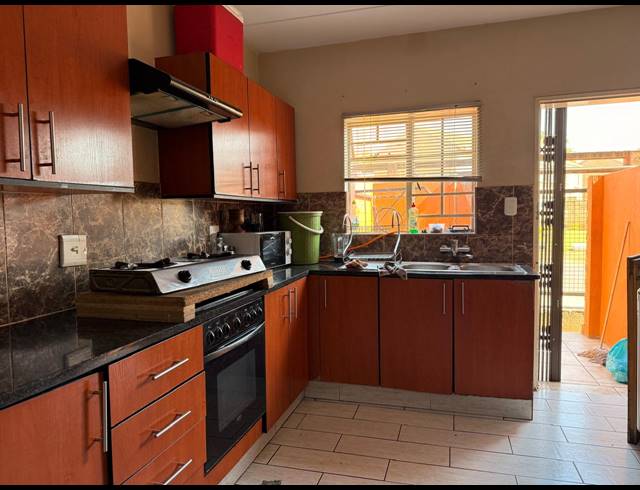3 BEDROOM APARTMENT FOR SALE IN WATERVAL EAST